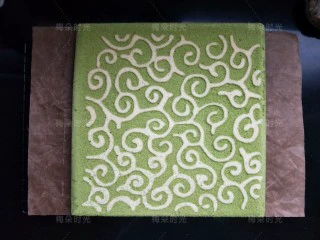 唐草彩绘蛋糕卷,把蛋糕翻过来放在晾网上,撕掉油布。图案清晰呈现。凉一分钟。