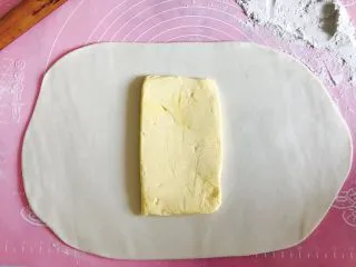 自制酥皮版蛋挞,将冷藏好的黄油放中间