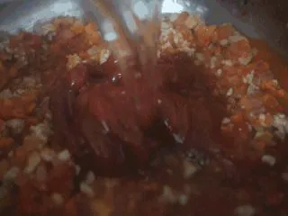 番茄肉酱意粉,倒入适量清水