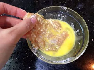 美味的日式炸猪排,再裹上一层蛋液