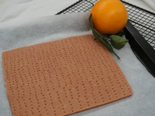 焦糖杏仁草莓饼干,撮成孔，放入烤箱上层170，下层150烤10分钟取出放凉