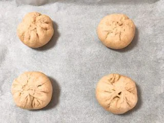 奶油黑麦奶酪包,放入烤盘,口子的面可以朝下,我这次面朝上。