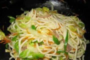 美味健康——杂蔬炒面的做法(如何用简单的材料制作出美味的杂蔬炒面?)