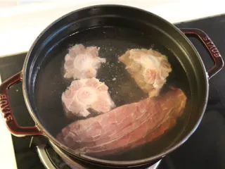 法式牛肉暖锅,将牛腱子、牛尾冷水入锅,烧沸,洗净。