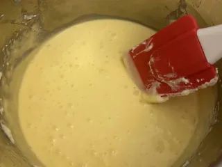 巴斯克芝士蛋糕,混合好后用刮刀整理一下边缘,再消一下小气泡