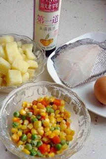 创意西餐：让小朋友喜爱的烤鳕鱼饼 ,将土豆去皮切小块后加水煮8分钟左右至熟透，然后捞出按压成泥；杂菜焯水2分钟后捞出控水备用。