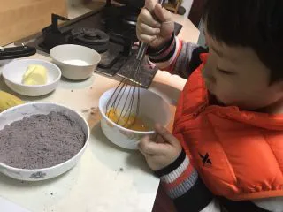 烘培小白入门：幸福满满的巧克力水果条,老大帮忙打鸡蛋液