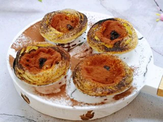 会爆浆的脏脏蛋挞～咬一口细滑醇香,根据个人喜欢筛可可粉，我筛的有些多，喜欢。