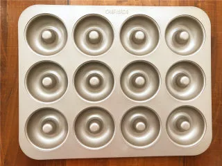柠檬玛德琳甜甜圈,准备一个12连的甜甜圈模具。