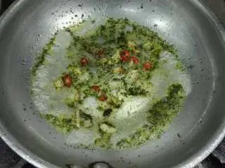 Spaghetti aop,这一步很重要，把法香碎下锅爆香，马上迅速加入高汤和盐（如果没有就加水），一定要把握好，不能糊了。