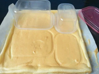 火龙果盒子蛋糕,蛋糕胚烤好后取出放凉用盒子印出大小