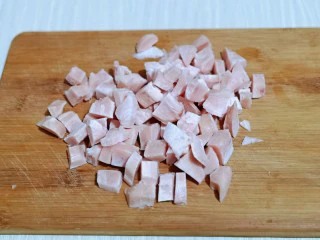 披萨新吃法~奥尔良鸡丁披萨,利用这个时间做奥尔良鸡肉,首先将鸡胸肉洗干净切小块。