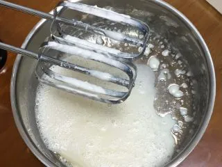 抹茶芒果裸蛋糕,牛奶和玉米油混合，加盐，用打蛋器低速打至融合。