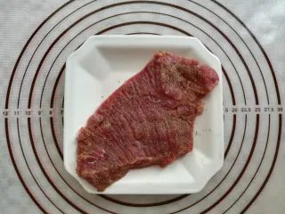 多汁碎牛排三明治,在牛排的两面抹上盐和胡椒粉腌制10分钟