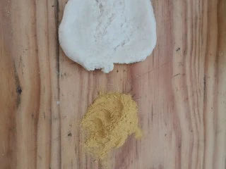 迪士尼挤挤小馒头,取出其中一块面团，加入南瓜粉