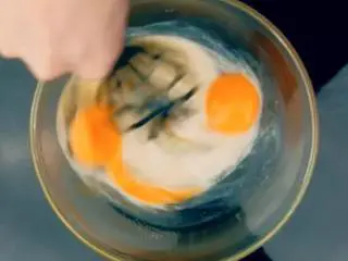 白兰地巧克力布朗尼,鸡蛋加细砂糖与白兰地打发至奶白色，香草荚剖开去籽后在细砂糖罐中存放一个月左右，期间稍加翻动；白兰地选用的是意大利Sandro Bottega白巧克力白兰地