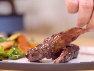 意式香煎羊排,将煎好的羊排交叠放入盘中