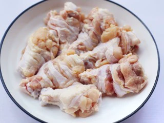 骨头都啃光的奥尔良鸡翅根,鸡翅根解冻洗净后，用刀在表面划几刀。