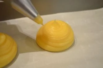 芋泥肉松泡芙,挤出直径5cm的圆形