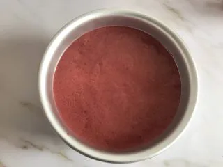 圣诞款红丝绒蛋糕,倒入六寸模具中,在桌子上震几下,震出大气泡,放入提前预热好的烤箱上下火180度35分钟