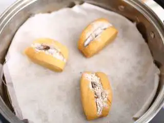 中式点心红糖夹心馒头,将蒸锅中放入清水,将红糖夹心馒头放到蒸锅上,先不要开火,冷锅醒发30分钟后,大火蒸15分钟(不能立即下锅蒸哦!要让馒头在常温下放一会,使面团松弛一下)