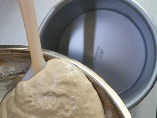 红糖发糕的家常做法（1个蛋）,搅拌好的面糊，用硅胶铲转移到模具中