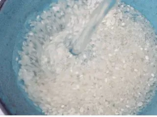 早上喜欢热乎乎的粥么……,粳米用清水冲洗干净备用，洗米水可以浇花，泡腐竹哦，一般交情的人我不告诉他