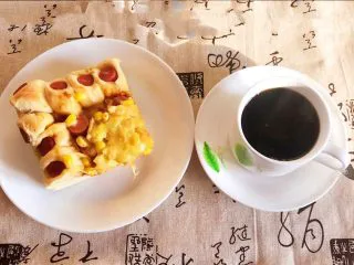 香肠苹果披萨,香肠苹果披萨配上一杯现磨咖啡,早餐开始了~