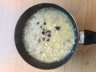 土豆苹果炖饭,加入八角。然后开大火煮沸，转中小火，一直搅搅搅，使其不糊底。等水分煮干，加热水，再煮干，再加热水。两次煮干后大米基本熟了。