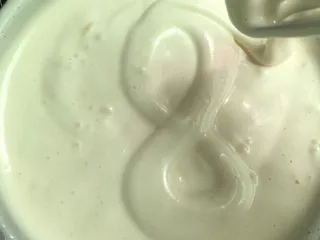 奶油海绵蛋糕,直至可以划出“8”字。