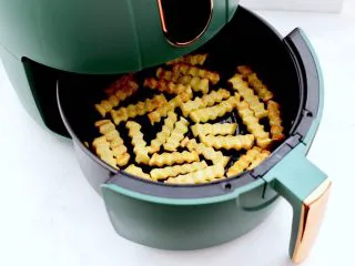 炸锅版狼牙薯条,时间到,外酥里嫩的薯条就出锅咯。