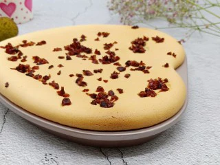 蔓越莓戚风蛋糕 酸甜绵柔,蔓越莓戚风蛋糕, 酸甜绵柔。