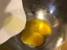 韩式—草莓蛋糕卷,先做蛋黄糊~ 将蛋黄、牛奶、油、香草精、盐都加入调理盆内⋯搅拌均匀。