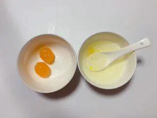 黄金南瓜汤（无奶油版）,首先将咸蛋的咸蛋黄与蛋白分离，只取蛋黄用