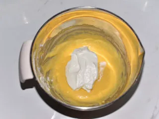 桂花杯子蛋糕,将三分之一蛋白糊放入蛋黄糊中，翻拌均匀。分三次全部翻拌完成。