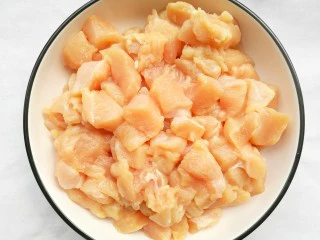 狂甩肯德基几条街的劲爆鸡米花,鸡胸肉洗净,沥干水分,切成2cm-3cm宽的小块。