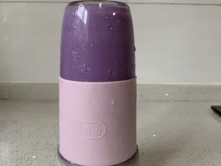 紫薯牛奶小方,一起放入果汁机（椰蓉除外）