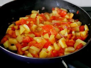 西红柿土豆浓汤,7.西红柿、土豆和洋葱下锅,炒到洋葱出香味,西红柿出红汁,土豆变软。