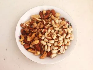 美味小零食 别样雪花酥,把炒好的干果混合在一起