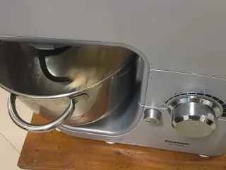 超软拉丝吐司【一次发酵】,后转中速揉面10分钟。