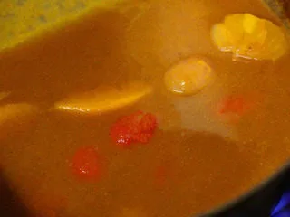 番茄红酒烩牛尾,将小番茄，小洋葱，胡萝卜煮软后加入牛尾，一锅纯净的牛尾汤就这样完成了