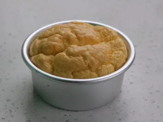 火龙果渐变蛋糕(宝宝辅食),先做蛋糕体,以下做的是4寸小蛋糕一个,开始前先预热烤箱,上下管120摄氏度