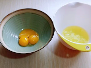 6寸蝶豆花戚风蛋糕,蛋黄与蛋白分离,分别在无油无水的容器中。