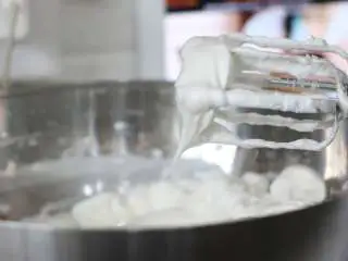 红茶柠檬戚风,8. 蛋白加入砂糖后打至硬性发泡状态（打发蛋白时可以烤箱180℃开始预热） 