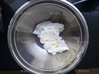 奶油纸杯蛋糕,然后把紫色奶油和打好的奶油混合。