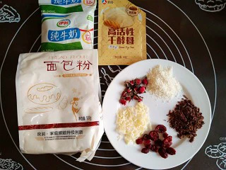 巧克力甜甜圈,准备食材。黑巧克力和白巧克力削成巧克力碎备用,蔓越莓可根据需要选择是否切碎。