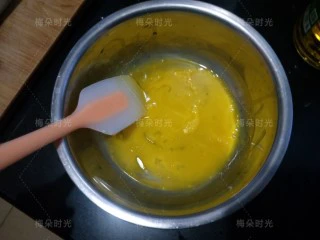 可可旋风蛋糕卷,蛋黄加入植物油,充分搅拌均匀