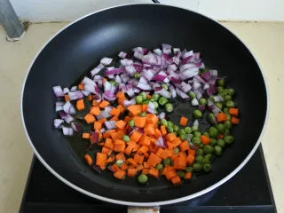 茄汁培根焗饭, 橄榄油炒香胡萝卜、豌豆、洋葱