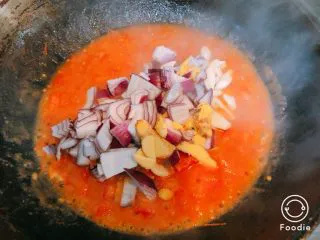 肉肉版罗宋汤,番茄糊状后倒入洋葱，姜，蒜头翻炒至洋葱变软糊。