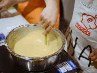 #春日烘焙教室#草莓塔/水果塔,小火加热，边加热边用耐热刮刀不停搅拌，一直搅拌到混合物变成非常浓稠顺滑的状态，关火。把奶锅放在凉水里继续搅拌一会，降温。